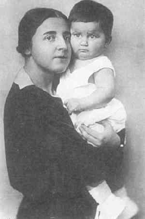 Н.С. Аллилуева с дочерью Светланой, 1927 год.