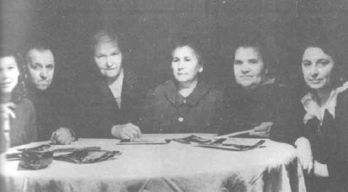 Аллилуевы за семейным столом. Слева направо: Кира, Федор, неизвестная, няня Анны Сергеевны, няня Светланы, Анна Сергеевна.